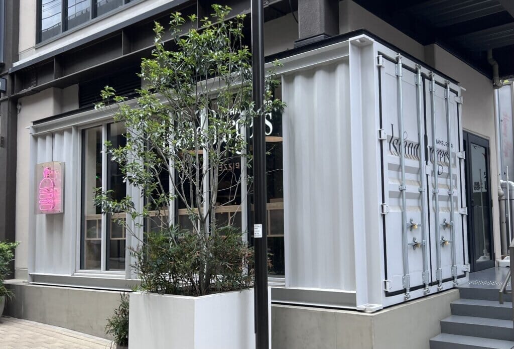 ミカン下北沢１階の店舗外観、コンテナ状の店舗が並ぶ角に立地している。